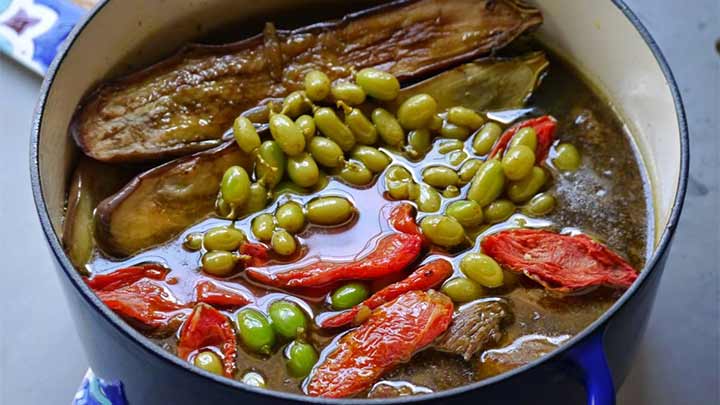 مراحل تهیه خورشت غوره بادمجان همدان