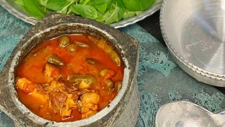 طرز تهیه آبگوشت بامیه با مرغ به سبک خوزستانی