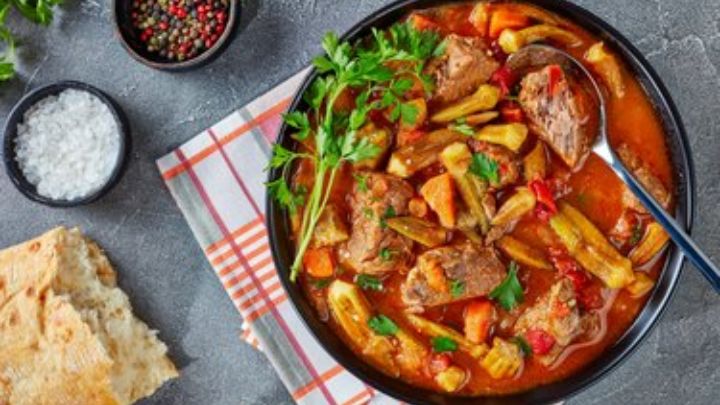 طرز تهیه بامیه با گوجه و سیب زمینی ساده و