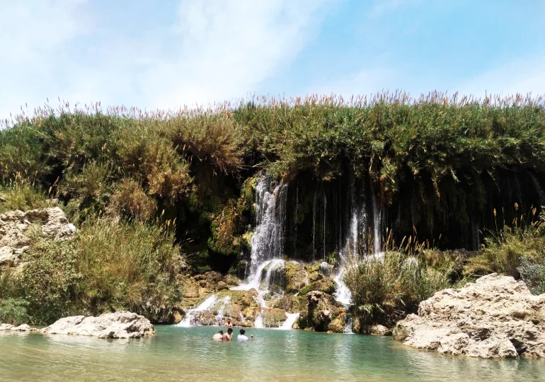 آبشار فدامی داراب، نگینی درخشنده در دل منطقه‌ای گرم و.webp