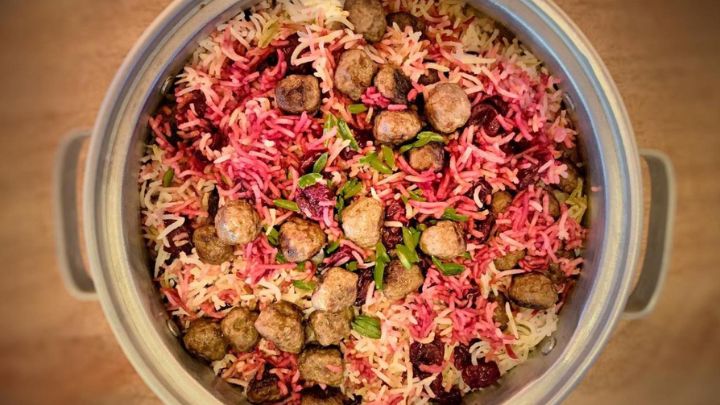 طرز تهیه پیلو آلبالو با گوشت چرخ کرده ناهار مهمانی