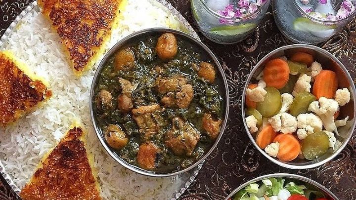 خورش آلو اسفناج با گوشت یک ناهار خانگی که عاشق