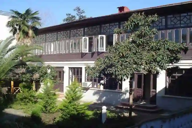 خانه ابریشم رشت ؛ یک بازمانده از تاریخ قاجار عمارت ابریشم رشت