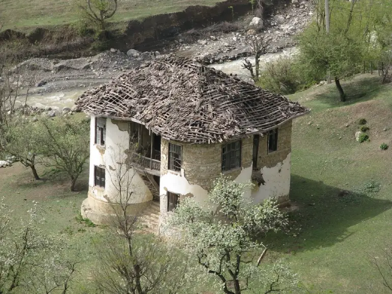کلبه ترسناک آنزالی کجاست؟